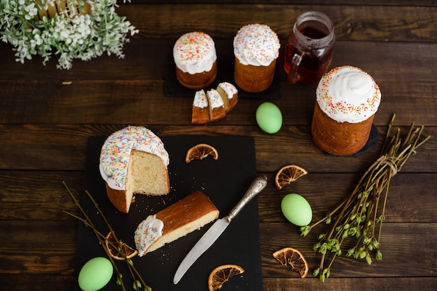 Torta di Pasqua e uova colorate su un tavolo di legno. Può essere usato come sfondo