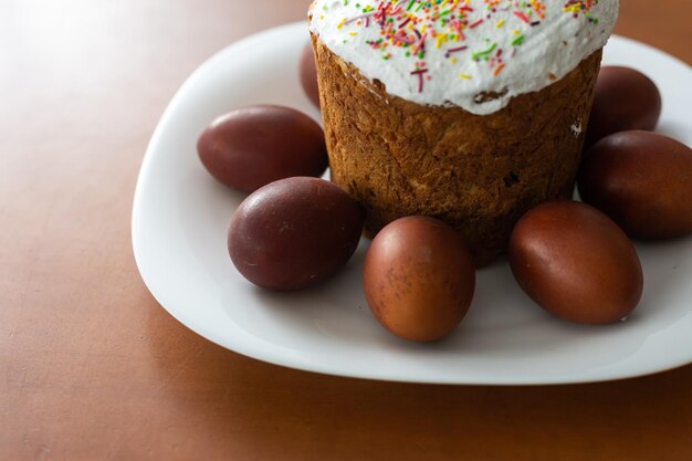 Torta di Pasqua e uova colorate. Tradizionale cottura pasquale. Vacanze di Pasqua. Avvicinamento.