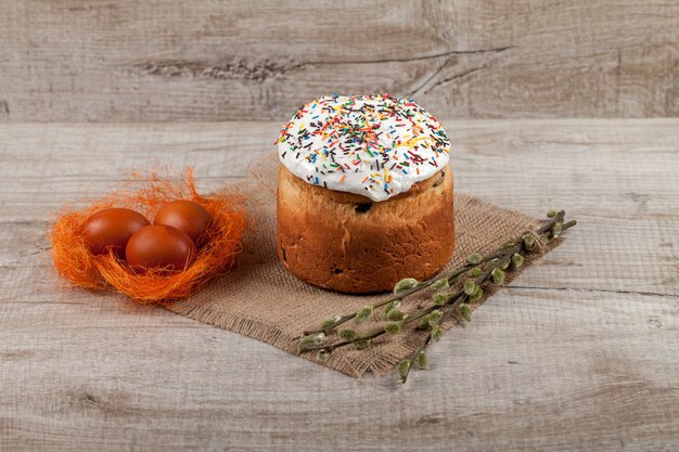 Torta di Pasqua e uova colorate