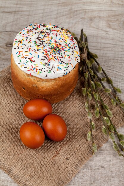 Torta di Pasqua e uova colorate