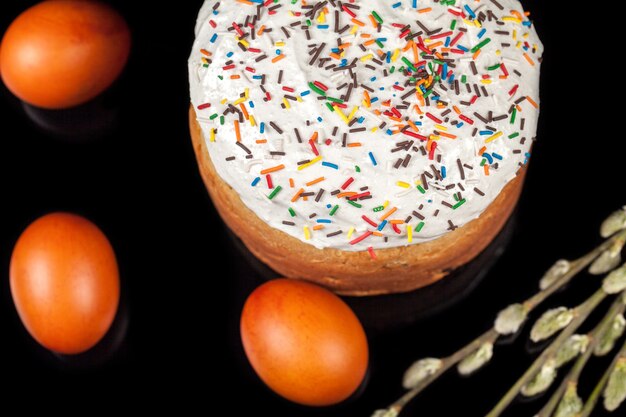 Torta di Pasqua e uova colorate