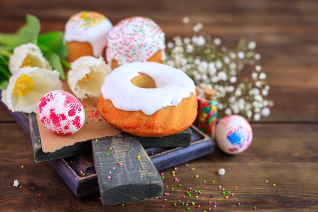 Torta di Pasqua e uova di Pasqua fresche festivo dolce dessert trattare vacanza