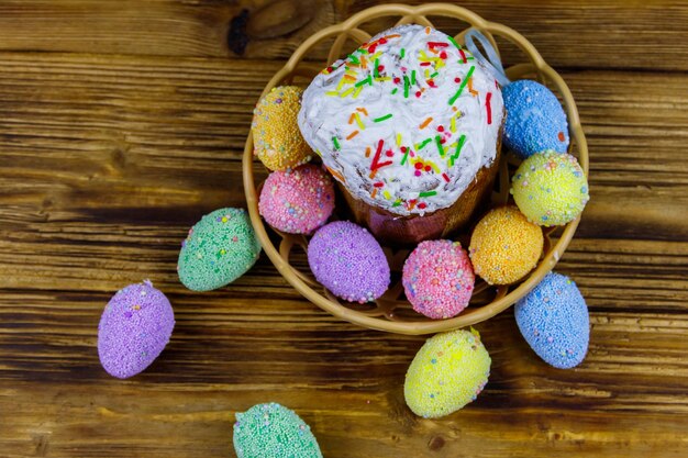 Torta di Pasqua e uova di Pasqua su un tavolo di legno Vista dall'alto