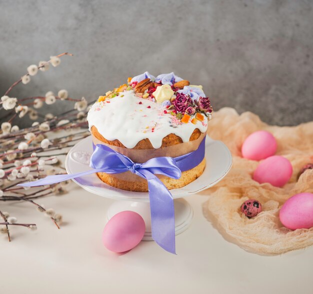 Torta di Pasqua e uova dipinte di Pasqua