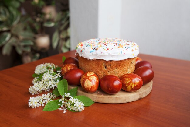 Torta di Pasqua e uova dipinte. Pane dolce ortodosso pasquale, kulich e uova di quaglia colorate.