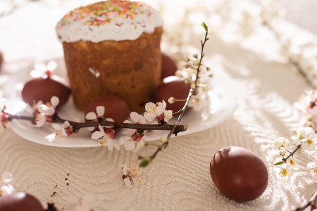 torta di pasqua e uova rosse sulla tavola di legno rustica. Vista dall'alto.