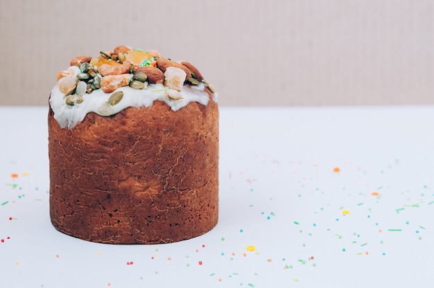 Torta di Pasqua fatta in casa decorata con glassa, noci, frutta candita