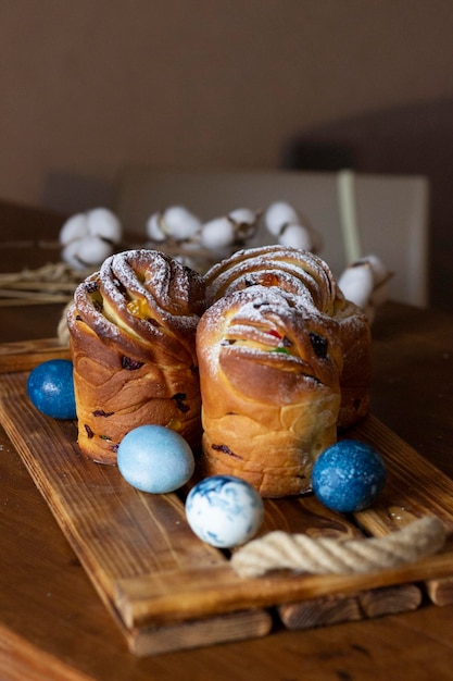 Torta di Pasqua fatta in casa e uova dipinte