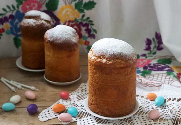 Torta di Pasqua fatta in casa tradizionale nella decorazione di Pasqua. Stile rustico.