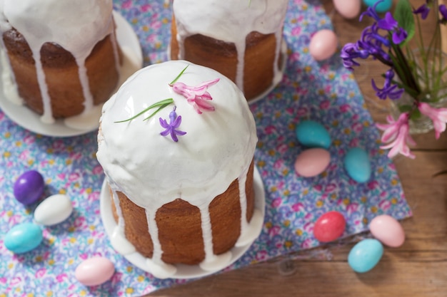 Torta di Pasqua fatta in casa tradizionale nella decorazione di Pasqua. Stile rustico.