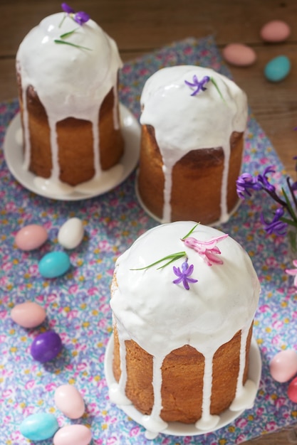 Torta di Pasqua fatta in casa tradizionale nella decorazione di Pasqua. Stile rustico.