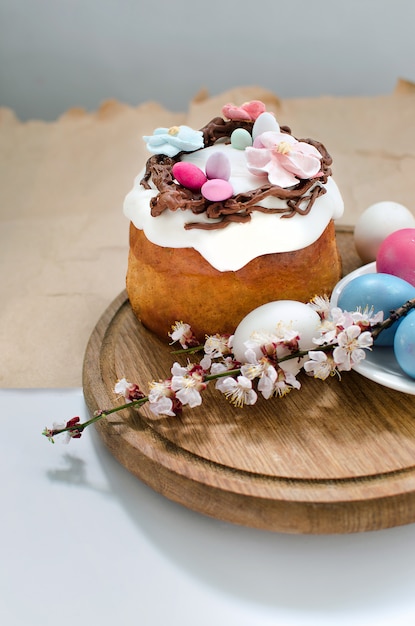 Torta di Pasqua festiva con decorazioni