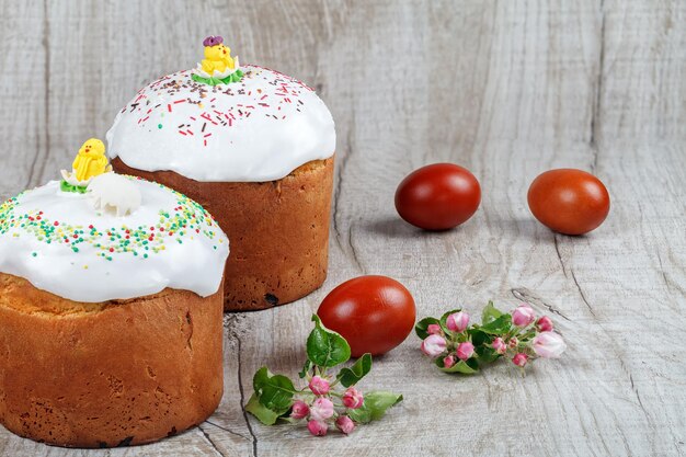 Torta di Pasqua festiva su sfondo chiaro