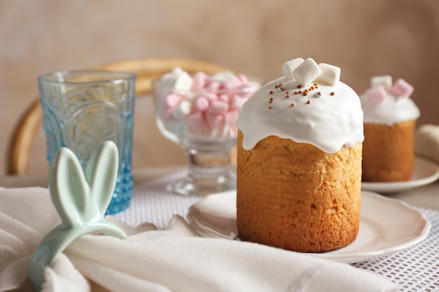 Torta di Pasqua in piatto bianco sulla tavola festiva