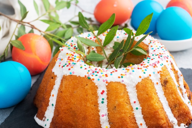 Torta di Pasqua in uova dipinte di zucchero a velo sul tavolo