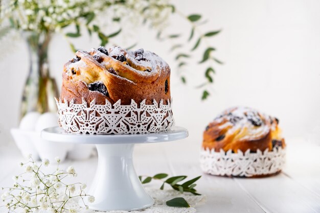 Torta di Pasqua kraffin. Craffini con uvetta, canditi e spolverati di zucchero a velo. Close-up di torta fatta in casa