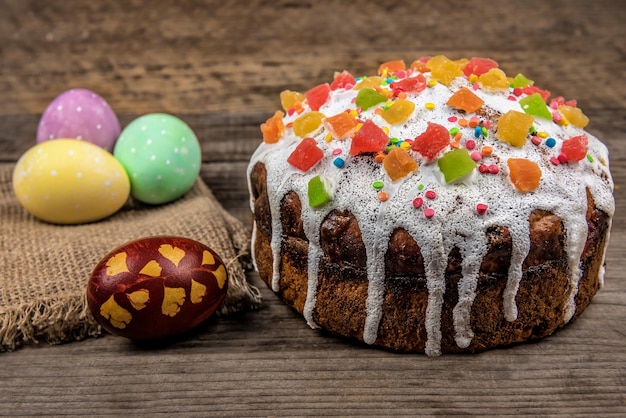 Torta di Pasqua kulich con frutta secca e uova colorate