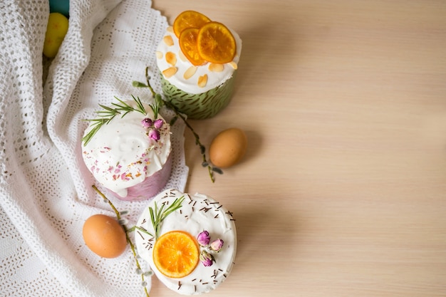 Torta di Pasqua lustrata decorata con le arance e le uova sulla tavola di legno Buone vacanze di Pasqua