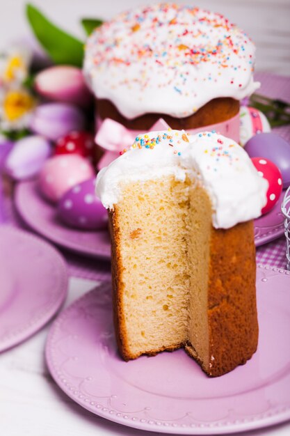 Torta di Pasqua nel piatto e decorazioni natalizie