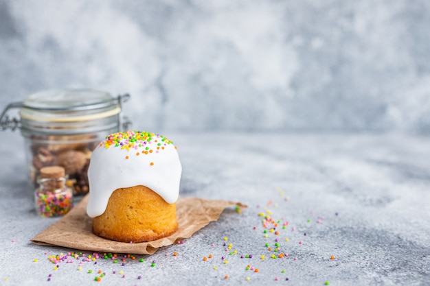 Torta di Pasqua panettone e uova di Pasqua tavola festiva impostazione tradizionale trattare