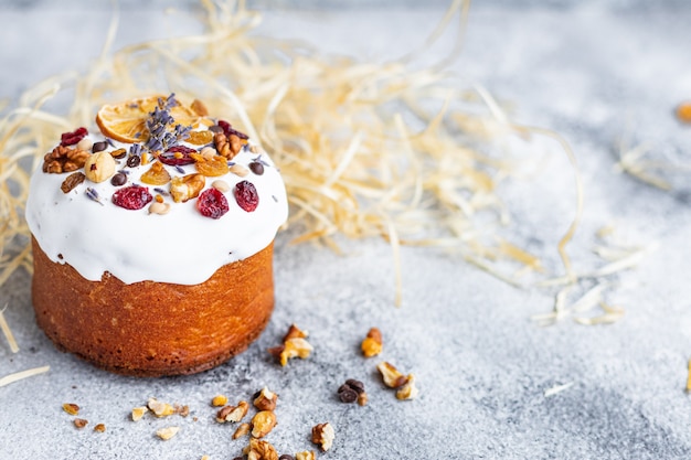 Torta di Pasqua panettone e uova di Pasqua tavola festiva impostazione tradizionale trattare