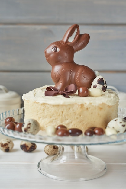 Torta di Pasqua rustica con coniglietti e uova di cioccolato.