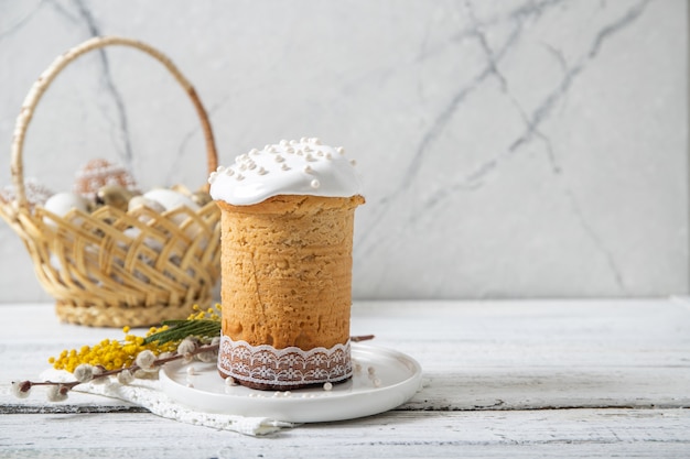 Torta di Pasqua su un cemento bianco