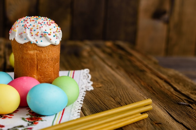 Torta di Pasqua su un tavolo in legno marrone.