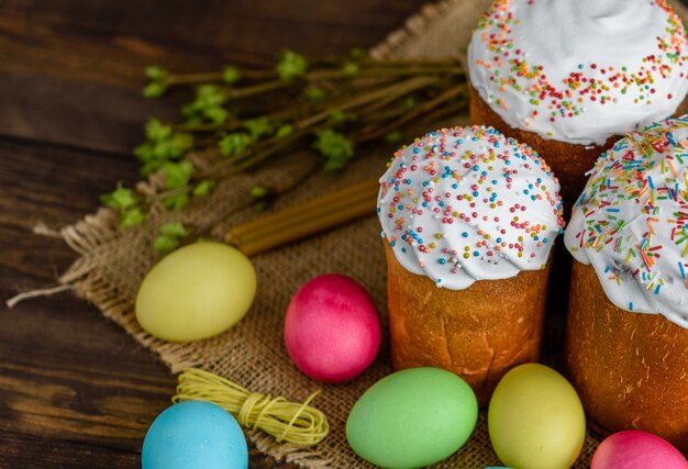 Torta di Pasqua su un tavolo in legno marrone.