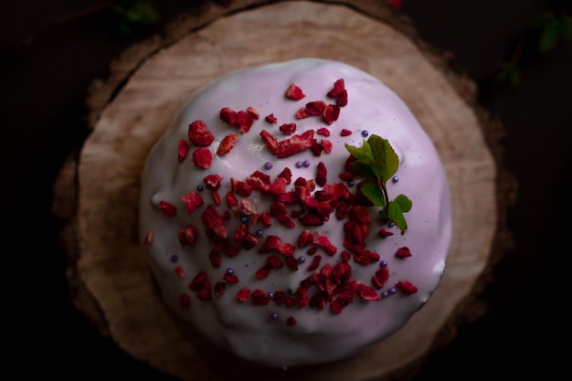 Torta di Pasqua su uno sfondo scuro