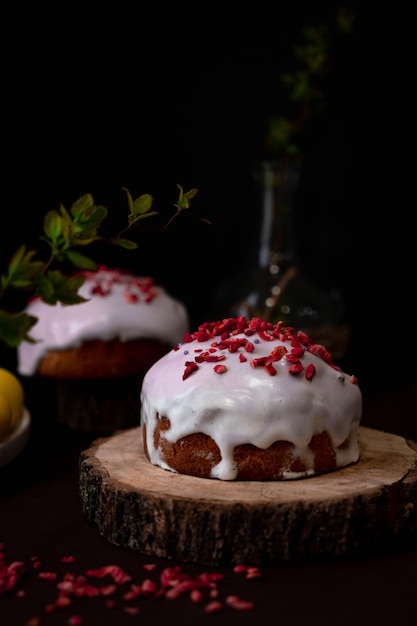 Torta di Pasqua su uno sfondo scuro