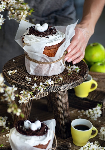 Torta di Pasqua sulla tavola di legno con fiori bianchi