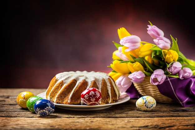 Torta di Pasqua. Torta tradizionale in marmo ad anello con decozione pasquale. Uova di Pasqua e tulipani primaverili.