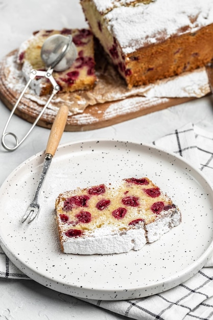 Torta di pasta con frutti di bosco per dessert Cupcake pane dolce con ciliegie Pan di Spagna o chiffon cake fatto in casa su tavola bianca Panetteria fatta in casa Concetto posto per testo vista dall'alto