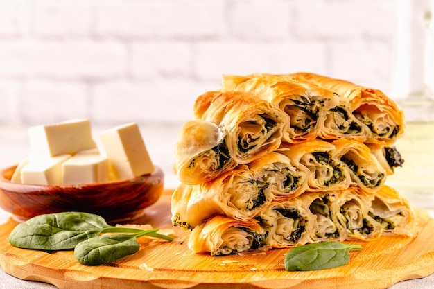 Torta di pasta fillo greca Spanakopita con ripieno di spinaci e formaggio feta