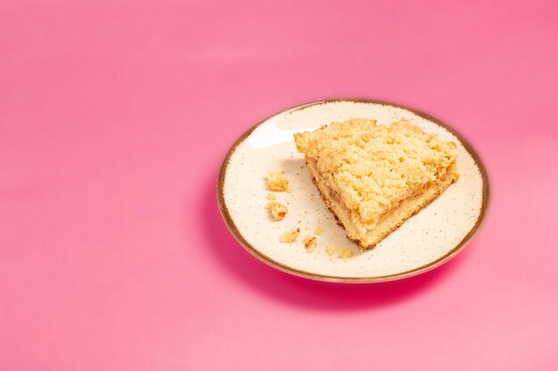 Torta di pasta frolla fruttata su sfondo rosa