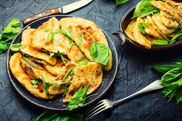 Torta di pasta non lievitata farcita con erbe fresche. Qutab o kutab. Cibo dell'Azeyrbajan