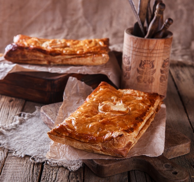 Torta di pasta sfoglia con ripieno salato