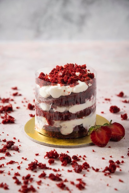 Torta di pasticceria con fragole su sfondo bianco