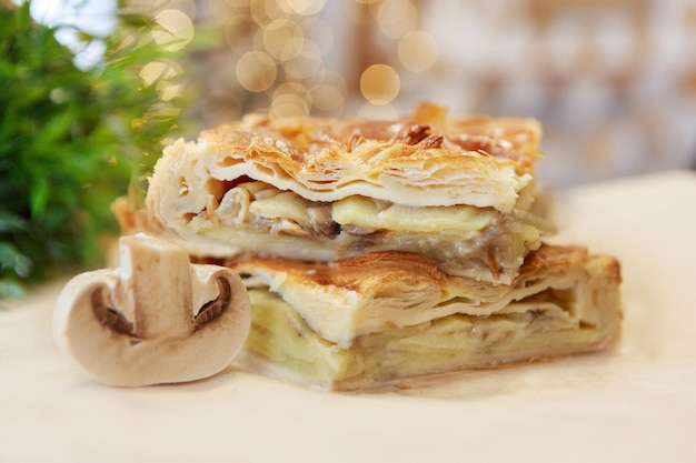 Torta di patate e pollo sul tavolo da pranzo. Il cibo è pronto da mangiare. Sfoglia.