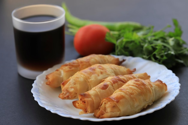 Torta di patate in stile turco sotto forma di rotolo fatta avvolgendo l'impasto