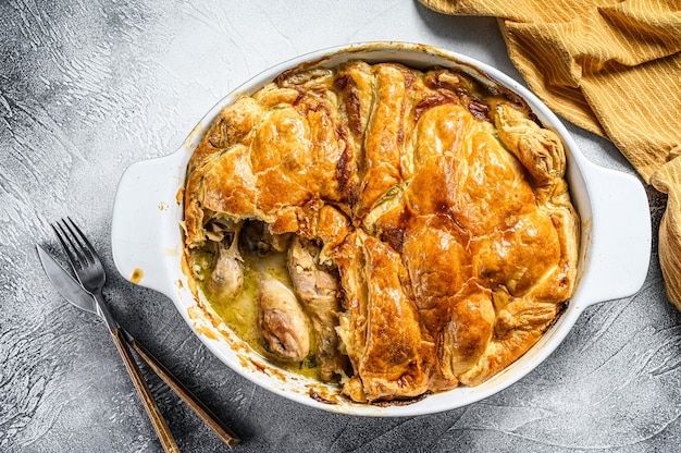 Torta di pentola di pollo in una teglia