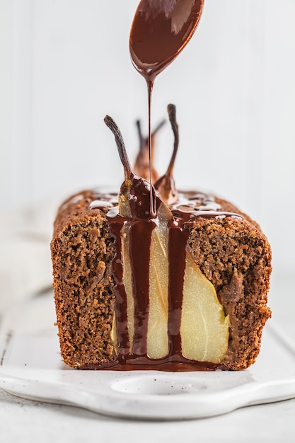 Torta di pera di cioccolato a bordo bianco.