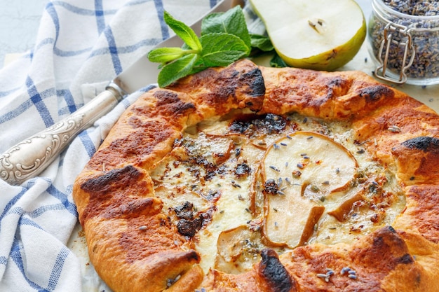 Torta di pere fatta in casa con gorgonzola e lavanda