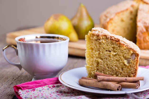 Torta di pere su un piatto