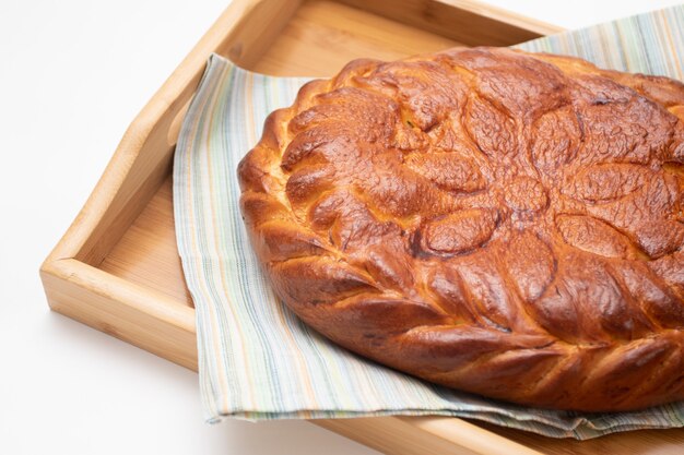 Torta di pesce appena sfornata su un tavolo di legno