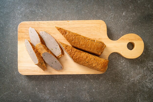 torta di pesce cinese fritto o linea di polpette di pesce sul bordo di legno