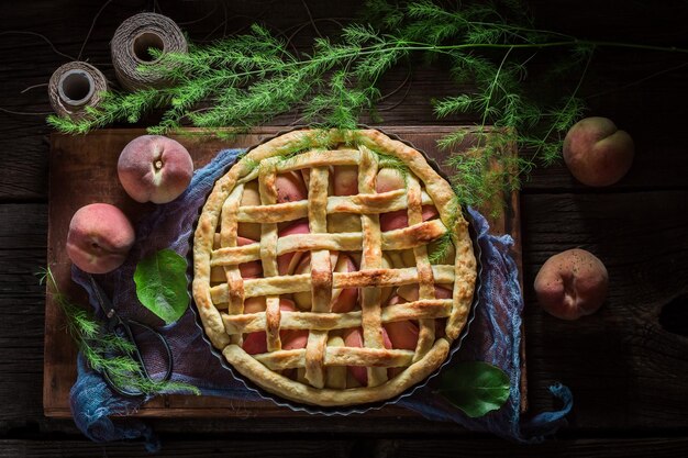 Torta di pesche gustosa e calda fatta di ingredienti freschi