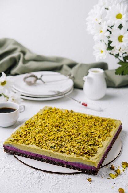 Torta di pistacchi su un elegante tavolo con caffè