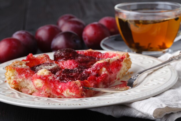 Torta di piume casalinga su fondo rustico